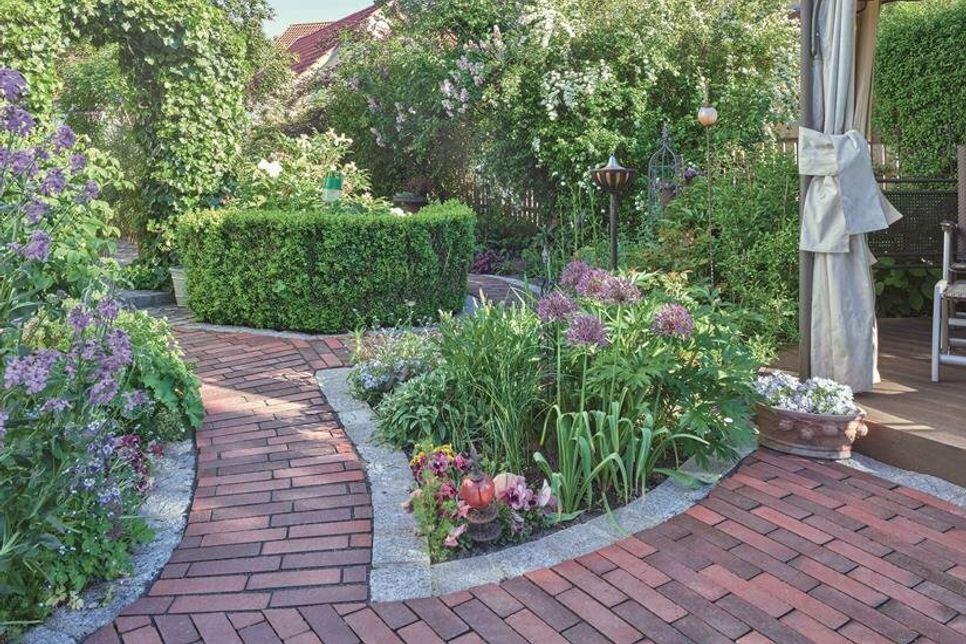 Mit Pflasterklinker gestaltete Gartenterrassen und -wege sind nicht nur schön, sondern auch unempfindlich, pflegeleicht und langlebig. (Foto: Arbeitsgemeinschaft Pflasterklinker e.V./Gima/Alexander Bernhard/akz-o)