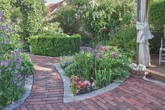 Mit Pflasterklinker gestaltete Gartenterrassen und -wege sind nicht nur schön, sondern auch unempfindlich, pflegeleicht und langlebig. (Foto: Arbeitsgemeinschaft Pflasterklinker e.V./Gima/Alexander Bernhard/akz-o)