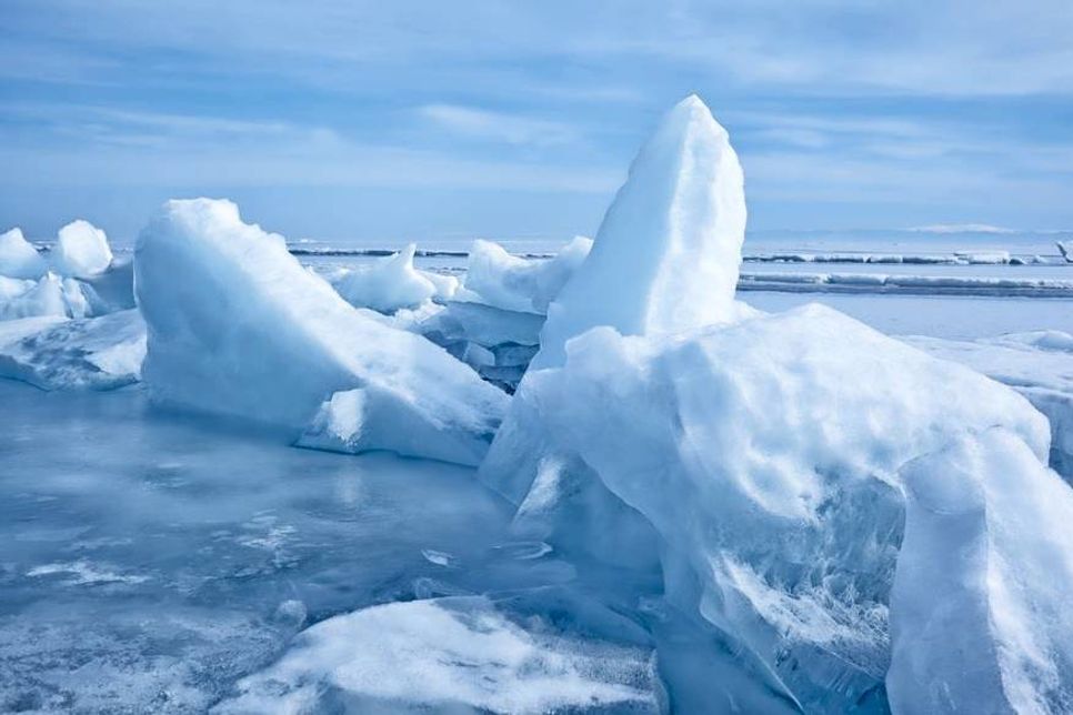 Riesige Eisblöcke inmitten des Baikalsees.