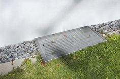 Hier kommt nichts mehr durch: Schachtabdeckungen halten Insekten, Laub und Schmutz wirksam draußen.