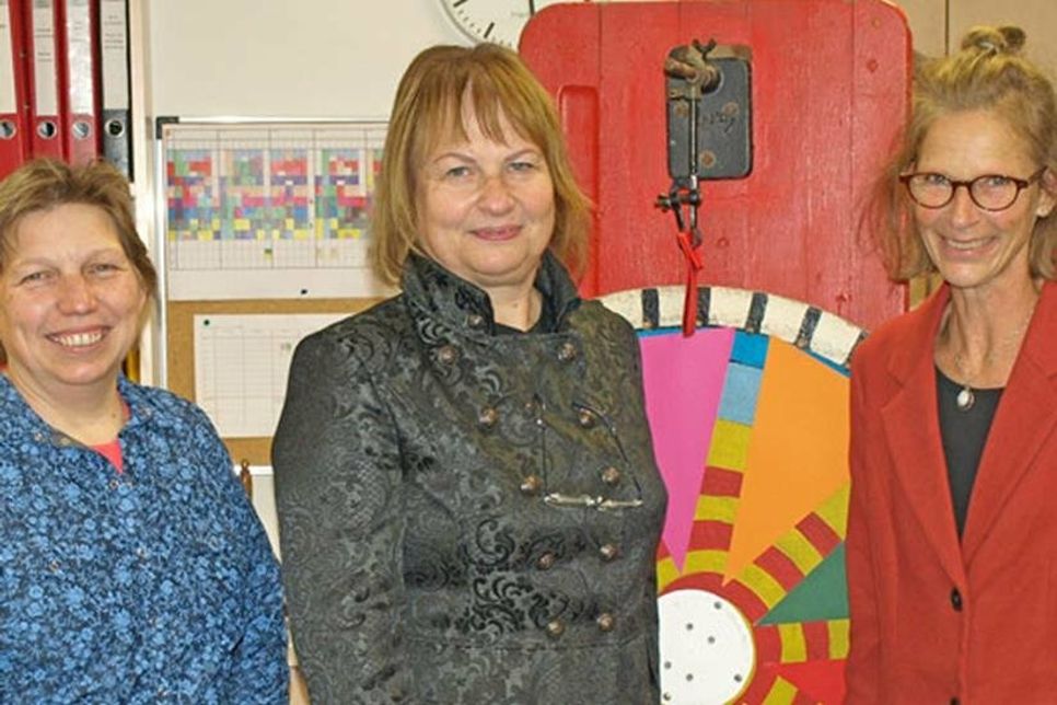 Die Schulsekretärin Angela Langbehn leitet seit über 20 Jahren mit großem Engagement und eindrucksvoller Kompetenz das Schulsekretariat der Friedrich-Hiller-Schule in Schönwalde. Es gratulieren im Namen des Schulträgers, die Schulverbandsvorsteherin Angela Hüttmann und als Schulleitung Doris Jürs auch im Namen des Kollegiums.