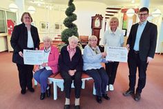 Scheckübergabe (von links): Diakoniepastorin Dörte Eitel (Bahnhofsmission), Christel Lenthe, Inge Friedrich und Ingeborg Springer (Mitglieder der Kreativ-Gruppe), Erika Weigandt (Tagesbetreuung Seniorenresidenz) und Dr. Martin Demmert vom UKSH Lübeck.
