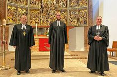 Bischof Magaard, Pastor Dennis A. Koch und Propst Peter Barz nach der Ordination in der Marienkirche in Bad Segeberg