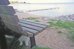 Schöne Aussicht, solange man auf den Horizont blickt. Der Boden unter der Bank ist übersät mit Kippenstummeln. (Foto: Dirk Cremer)