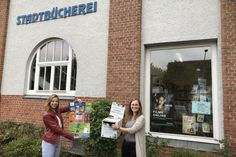 Nachhaltigkeitsmanagerin Lina Koop und Mitarbeiterin der Stadtbücherei Laura Dorittke (v. lks.) mit der Handysammelbox.