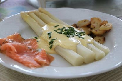 Ein richtiges Spargelgericht braucht eine selbstgemachte Sauce Hollandaise.