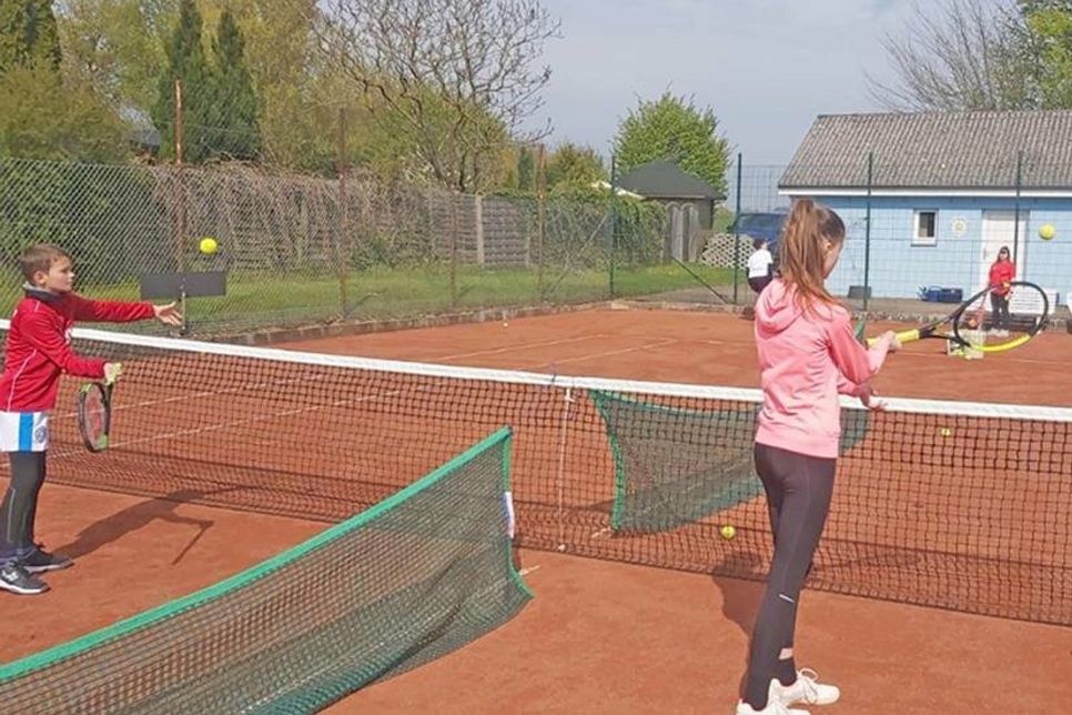 Hier macht Tennis noch mehr Spaß: Auf der Anlage des TC Sarau an der Kiekbuscher Landstraße spielen kleine und große Tennis-Fans – immer samstags unter der Anleitung von Trainer Boris Hilsenstein.