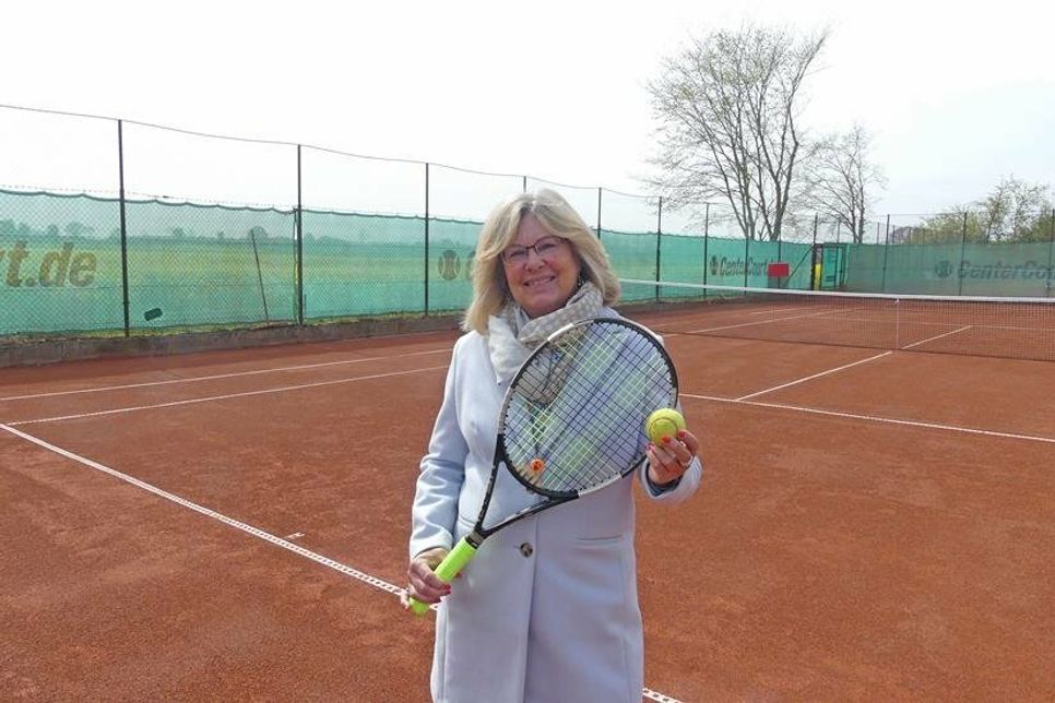 Bei Sportwartin Renate Jürgens können sich Tennis-Fans oder solche, die es werden wollen, für die tollen Sommer-Specials des TC Sarau anmelden und über den Verein informieren.