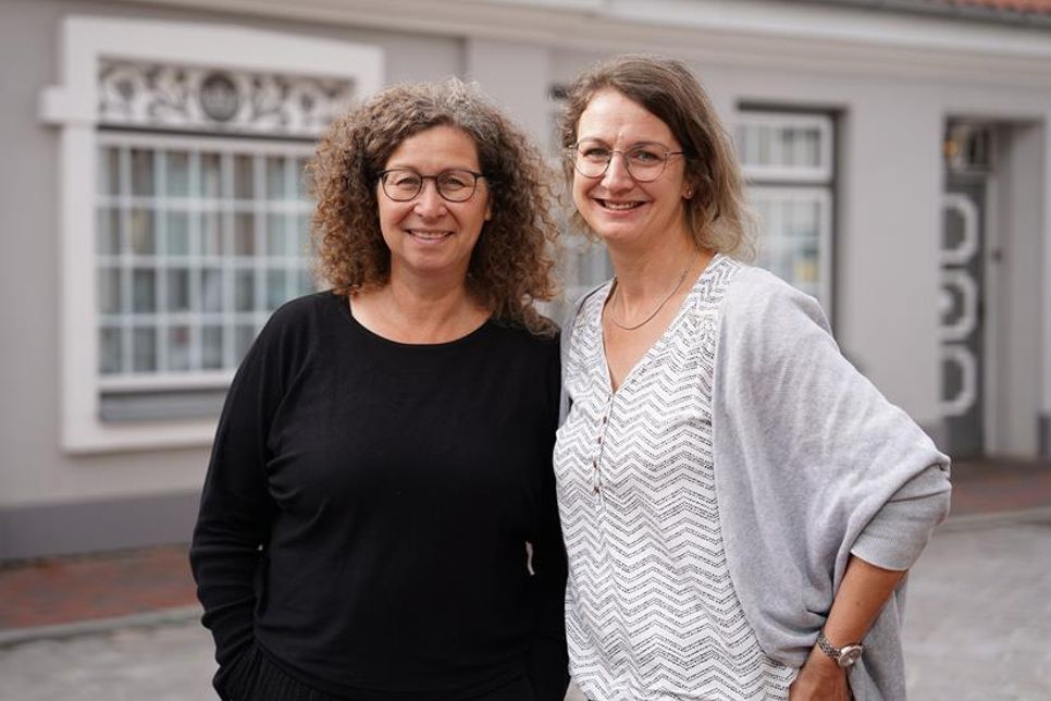 Gleichstellungsbeauftragte Natalia von Levetzow und Initiatorin des Frauennetzwerks Nadine Anton freuen sich auf das erste Frauenfrühstück in Neustadt.