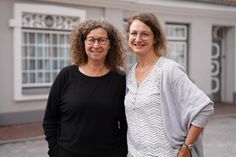 Gleichstellungsbeauftragte Natalia von Levetzow und Initiatorin des Frauennetzwerks Nadine Anton freuen sich auf das erste Frauenfrühstück in Neustadt.