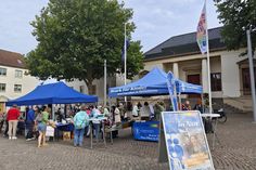 Am Stand des Kinderschutzbundes können Interessierte stöbern und ins Gespräch kommen.