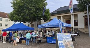 Am Stand des Kinderschutzbundes können Interessierte stöbern und ins Gespräch kommen.