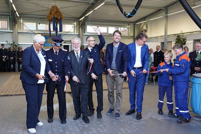 Die Freude war groß, als Petra Kirner, Michael Hasselmann, Rainer Holtz, Torben Kurth, Harm Hoffmann und Sebastian Schmidt (v. lks.) das symbolische Band durchschnitten und damit den Neubau offiziell einweihten.