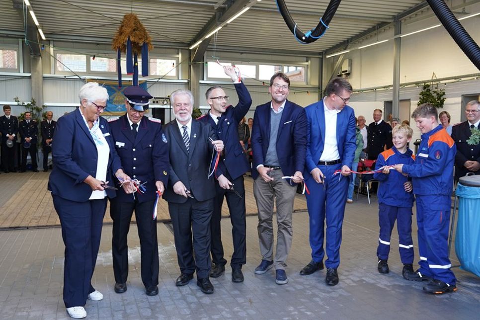 Die Freude war groß, als Petra Kirner, Michael Hasselmann, Rainer Holtz, Torben Kurth, Harm Hoffmann und Sebastian Schmidt (v. lks.) das symbolische Band durchschnitten und damit den Neubau offiziell einweihten.