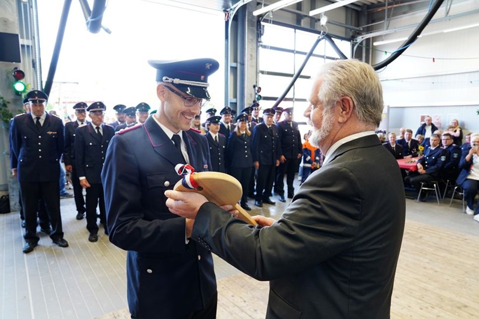 Bürgermeister Rainer Holtz übergab den symbolischen Schlüssel an Wehrführer Torben Kurth (lks.).