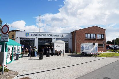 Das Mehrzweckfeuerwehrgerätehaus ist nicht zu übersehen in der Dorfstraße in Groß Schlamin.