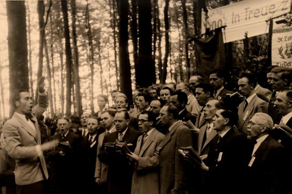 Das Foto aus meiner alten Bildersammlung zeigt Erwin Jamrosy 1956 anlässlich des 100-jährigen Jubiläums der „Gleschendorfer Liedertafel von 1856“ mit einem Auftritt dieses Chores im Gleschendorfer Pastoratswald an der Schwartau. Auch Gastchöre nahmen teil.