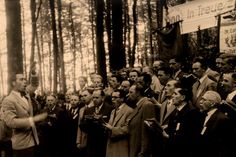 Das Foto aus meiner alten Bildersammlung zeigt Erwin Jamrosy 1956 anlässlich des 100-jährigen Jubiläums der „Gleschendorfer Liedertafel von 1856“ mit einem Auftritt dieses Chores im Gleschendorfer Pastoratswald an der Schwartau. Auch Gastchöre nahmen teil.