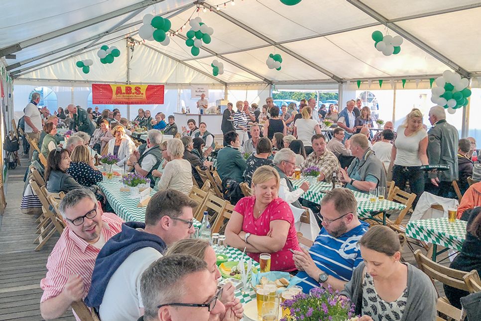 Allmählich füllt sich das Festzelt. An den Abenden ist Partystimmung angesagt.