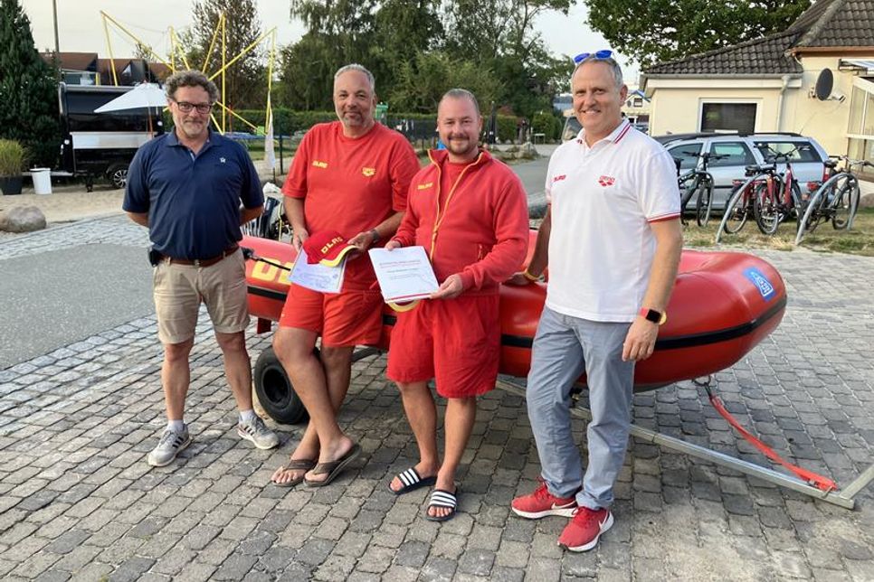 Jubiläum bei den DLRG-Wachleitern in Kellenhusen: Michael Trifellner (2. v. lks.) wurde von Tourismusleiter Raymond Kiesbye (lks.) für 15 Jahre Wasserrettungsdienst ausgezeichnet, Simon Alexander Grabbe (3. v. lks.) von Einsatzleiter Klaus Holger Hecken für 20 Jahre.