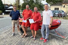 Jubiläum bei den DLRG-Wachleitern in Kellenhusen: Michael Trifellner (2. v. lks.) wurde von Tourismusleiter Raymond Kiesbye (lks.) für 15 Jahre Wasserrettungsdienst ausgezeichnet, Simon Alexander Grabbe (3. v. lks.) von Einsatzleiter Klaus Holger Hecken für 20 Jahre.
