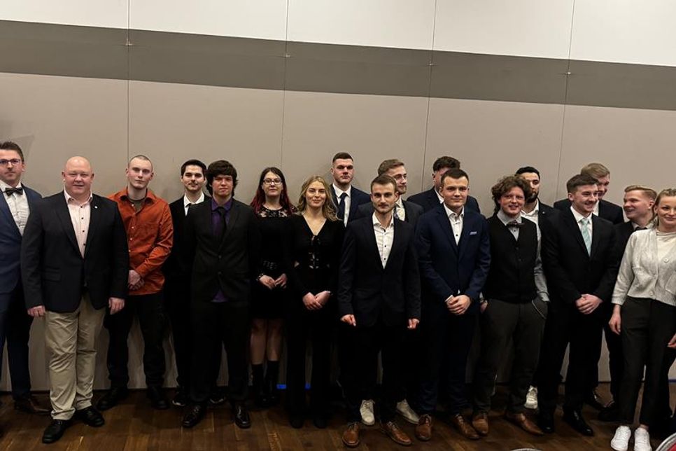 Gruppenbild der Junggesellinnen und Junggesellen mit Vertretern der Kfz-Innung.