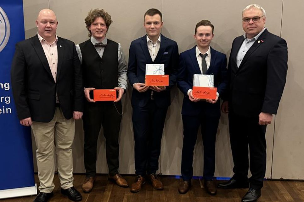 Obermeister Björn Bigga mit den Innungsbesten Morten Göttsch, Felix Rönnau (beide Gesellenprüfung Sommer 2024) und Matti Meyer sowie Kreishandwerksmeister Björn Felder.