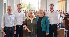 Prof. Edmund Maser (von links), Jann Wendt, Sandra Redmann, Bettina Hagedorn und Michael Thews auf der Veranstaltung „SOS für die Ostsee“ am 15. Juli 2024 in Haffkrug.