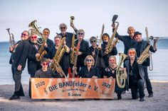 „Die Bandfelder“ in Feierlaune - Die Musikerinnen und Musiker freuen sich über den großen Erfolg der vergangenen Jahre und auf die kommenden Auftritte.