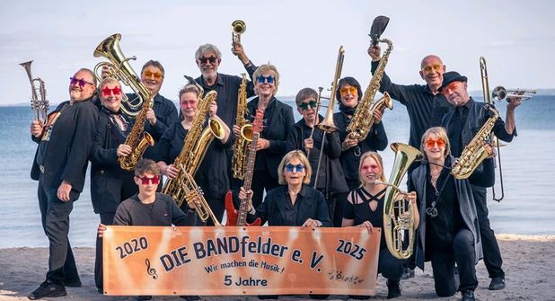 „Die Bandfelder“ in Feierlaune - Die Musikerinnen und Musiker freuen sich über den großen Erfolg der vergangenen Jahre und auf die kommenden Auftritte.