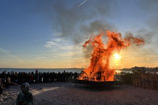 Romantisch: Kurz nachdem das Osterfeuer angezündet worden war, versank die Abendsonne und tauchte die Landschaft in herrliche Farben.