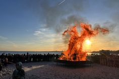 Romantisch: Kurz nachdem das Osterfeuer angezündet worden war, versank die Abendsonne und tauchte die Landschaft in herrliche Farben.