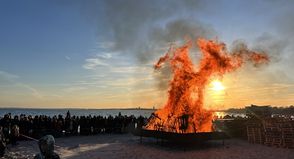 Romantisch: Kurz nachdem das Osterfeuer angezündet worden war, versank die Abendsonne und tauchte die Landschaft in herrliche Farben.