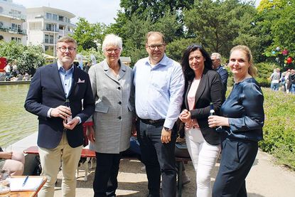Bürgermeister Sven Partheil-Böhnke (links) und Bürgervorsteherin Anja Evers (rechts) mit Kreispräsidentin Petra Kirner (2.v.li.), Neustadts Bürgermeister Mirko Spieckermann und der Scharbeutzer Bürgermeisterin Bettina Schäfer.