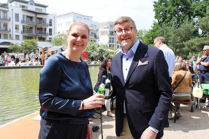 Bürgervorsteherin Anja Evers und Bürgermeister Sven Partheil-Böhnke stoßen nach dem offiziellen Teil gemeinsam an.