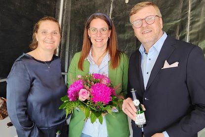 Bürgervorsteherin Anja Evers und Bürgermeister Sven Partheil-Böhnke dankten der Assistenz des Bürgermeisters, Jennifer Rohlfing (Mitte), für die Organisation des Festes und des Empfangs.