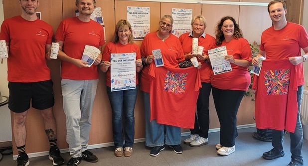 An den roten OTI-Shirts sind die Mitglieder des Orga-Kernteams am Veranstaltungstag schnell zu erkennen, hier Oliver Scheplitz, Sebastian Bertram, Sabine Pitschmann, Martina Scheel, Maren Barnekow-Kalina, Mira Houkes und Niklas Heichert (v. lks.).