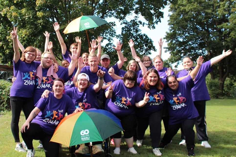 Die Zumba-Gruppe von Marli lädt Besucher zum Mittanzen ein.