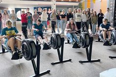 Mit einer Ruderchallenge auf den Ergometern wurden die Jubiläumsfeierlichkeiten eröffnet.