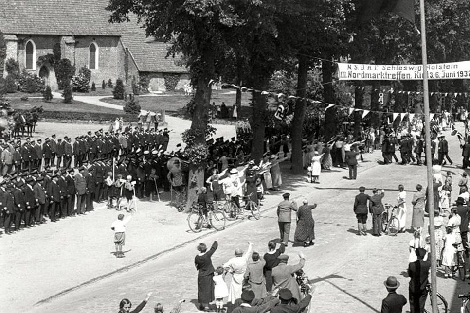 Verabschiedung der Sportler zum 3. Nordmarktreffen 1937 in Kiel.