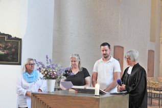 Pastorin Maren Löffelmacher sprach mit Lukas Koldewey („Wirbelwind“), Britta Ehlers (Martin-Luther-Kita) und Christiane Hoyer („Schatzkiste“, v.li.) die Fürbitte.