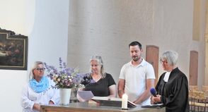 Pastorin Maren Löffelmacher sprach mit Lukas Koldewey („Wirbelwind“), Britta Ehlers (Martin-Luther-Kita) und Christiane Hoyer („Schatzkiste“, v.li.) die Fürbitte.