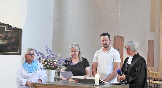 Pastorin Maren Löffelmacher sprach mit Lukas Koldewey („Wirbelwind“), Britta Ehlers (Martin-Luther-Kita) und Christiane Hoyer („Schatzkiste“, v.li.) die Fürbitte.