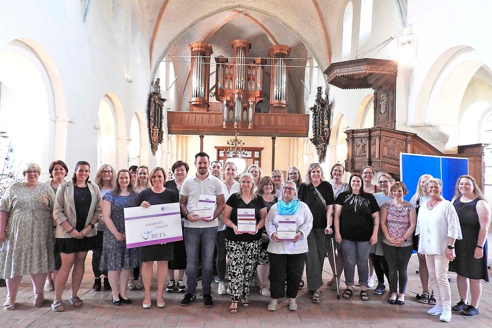In den 600 evangelischen Kindertagesstätten in Schleswig-Holstein werden 40.000 Kinder Tag für Tag mit Wissen, Zuwendung, Ansprache versorgt. Eine Arbeit, die Profi-Qualität erfordert. Drei Kindergärten des Kitawerkes Ostholstein haben sich erfolgreich einem zeit- und kraftintensiven Prüfungsprozess unterzogen und 37 interne Prozesse unter die Lupe genommen. Nun sind sie in einem Festgottesdienst in der Eutiner Michaeliskirche mit dem Evangelischen Gütesiegel BETA ausgezeichnet worden.