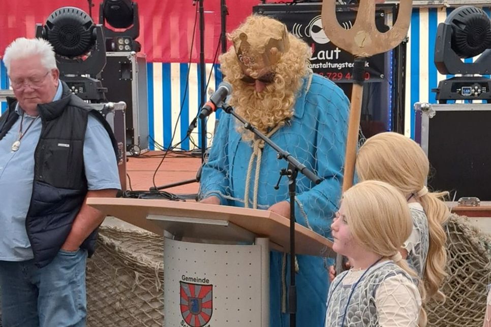 In alter Tradition wird der Meeresgott verdiente Personen zu „Aalritter“ schlagen.