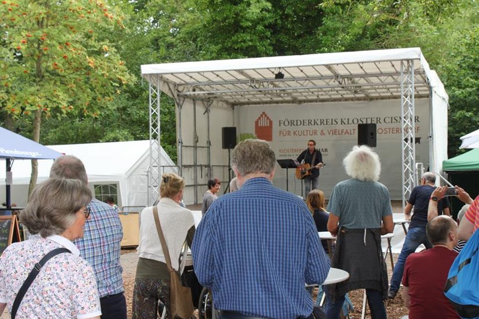 Jeden Tag gibt es Livemusik auf der Bühne.