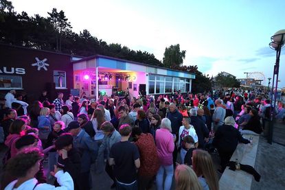 Die kostenlose Jugendstrandparty findet im Jugendstrandbereich vor dem Strandhaus statt. (Foto: Christian Lück)