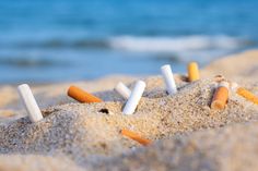 Trotz kostenloser Strandaschenbecher sind an den Stränden nach wie vor Kippenstummel zu finden. (Symbolbild Adobe Stock)
