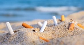 Trotz kostenloser Strandaschenbecher sind an den Stränden nach wie vor Kippenstummel zu finden. (Symbolbild Adobe Stock)