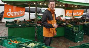 Nils Hilbert ist dienstags und freitags mit knackfrischer Ware auf dem Neustädter Wochenmarkt präsent.